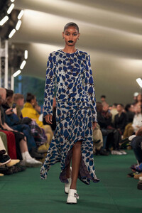 00031-burberry-spring-2024-ready-to-wear-credit-gorunway.thumb.jpg.0d9bf2b864b6df2ea5c93b43703cda08.jpg