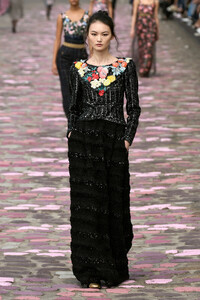 00032-chanel-fall-2023-couture-credit-gorunway.thumb.jpg.74c7d7fbce04ab34b8f52894d60ee41f.jpg