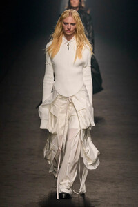 00037-ann-demeulemeester-spring-2024-ready-to-wear-credit-gorunway.thumb.jpg.1028333c189c09512c603093c95ef3ac.jpg