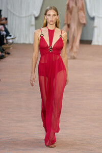 00041-alberta-ferretti-spring-2024-ready-to-wear-credit-gorunway.thumb.jpg.f87ad8b0db585f93ba94ea7be522c204.jpg