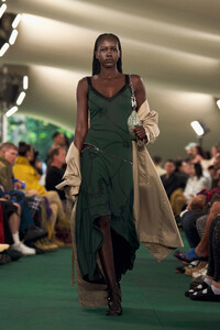 00042-burberry-spring-2024-ready-to-wear-credit-gorunway.thumb.jpg.31b4e2f7a92e573bd89cb30ca32078d7.jpg