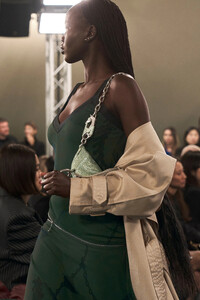 00049-burberry-spring-2024-ready-to-wear-detail-credit-brand.thumb.jpg.95181f5c848a51d0c2cf5949c99685e5.jpg