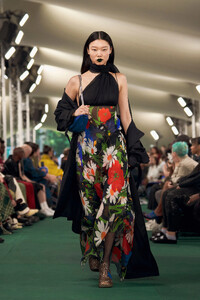 00054-burberry-spring-2024-ready-to-wear-credit-gorunway.thumb.jpg.7f42f47f6850494788be0de73217543f.jpg