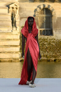 00073-valentino-fall-2023-couture-credit-brand.thumb.jpg.8b98982de165188f052733ea356c6800.jpg