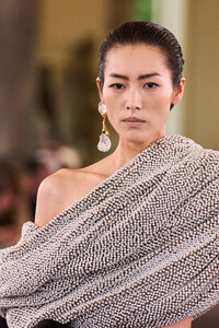 00094-schiaparelli-fall-2023-couture-details-credit-gorunway.thumb.jpg.f8d830a34fa381c9573394495e96b9e7.jpg