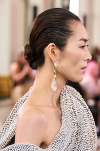 00096-schiaparelli-fall-2023-couture-details-credit-gorunway.thumb.jpg.aec67124d430655a2ad7f7ebbf42c150.jpg