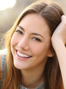 1598467317631_girl_smiling_with_perfect_smil_91704716.jpg