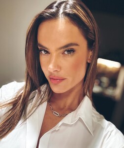 [2024.05.01] alessandraambrosio_440896423_18434289637000670_4077249134307971431_n.jpg