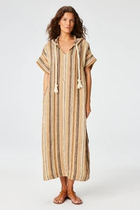 29_DRAWSTRINGHOODEDCAFTAN_SANDSTRIPEDLINEN_0017.webp