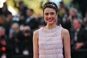 469469670_picturepub-margaret-qualley-001.jpg