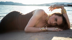 473399347_cara-delevingne-apm-monaco-02.jpg