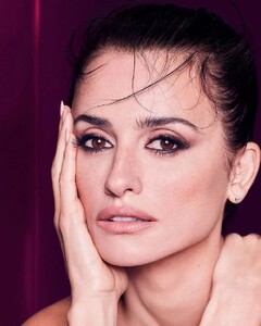 740full-penelope-cruz~2.jpg