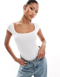 9894-CherryRed_Zora_7.webp