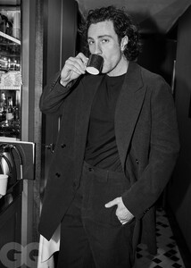 Aaron-Taylor-Johnson-tomando-cafe.jpg