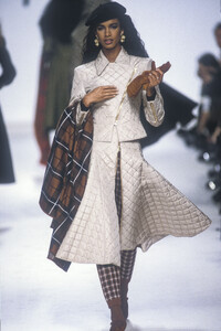 AngeloTarlazzi1991WomenRTW12.thumb.jpg.f98b3826b99c4202eff64161db448a77.jpg