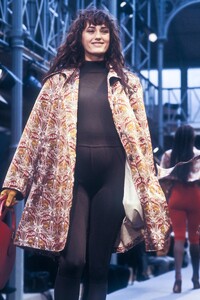 AzzedineAlaia1989WomenRTW107.thumb.jpg.d1fe59b28c077aff3c20184469b56f3b.jpg