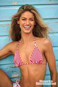 BerkleighWright_SISwimsuit2024_DerekKettela (17).jpg