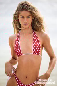 BerkleighWright_SISwimsuit2024_DerekKettela (21).jpg