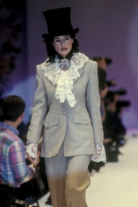 Blumarine1993WomenRTW141.thumb.jpg.34ec9fa468d953e23ae741f8dcac2a66.jpg