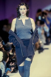 Blumarine1993WomenRTW66.thumb.jpg.88de55dac5d1e71cdd2194961c4b119f.jpg