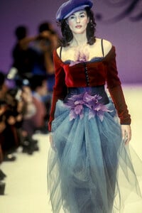 Blumarine1993WomenRTW70.thumb.jpg.ba02de727dd2d2f1602bdae43769c88b.jpg