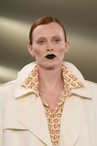 BurberryclpS24002.thumb.jpg.fa6991def9829f3515ec4dbc5c6a2b89.jpg