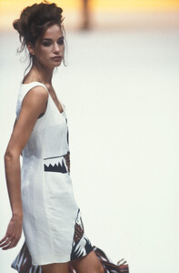 Byblos1992WomenRTW7.thumb.jpg.ef15be6534b6f353223a817808d09f61.jpg
