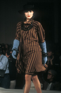 Chloe1981WomenRTW33.thumb.jpg.d28a221fe9588c3d0e6e12ac5ca5b9d8.jpg