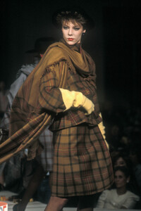 Chloe1981WomenRTW4.thumb.jpg.d60febb43972044282edad432043bcda.jpg