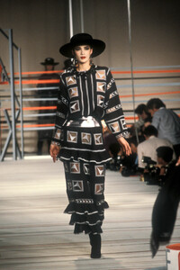 Chloe1981WomenRTW97.thumb.jpg.f232bc1f6d9922b9a47c96267c058f72.jpg