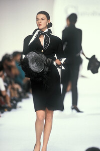 ChristianDior1990WomenSS34.thumb.jpg.81596336031ea702aa9fe0ce2bea24fd.jpg