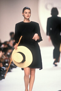 ChristianDior1990WomenSS44.thumb.jpg.cc7d4f6ce167e5d54cf84570720c2b14.jpg