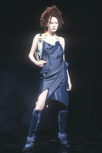 Christian Dior 2000 Women RTW 23.jpg