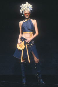 Christian Dior 2000 Women RTW 42.jpg