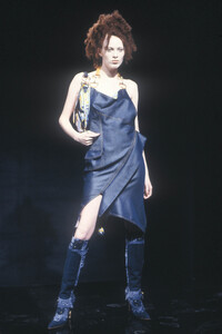 Christian Dior 2000 Women RTW 43.jpg