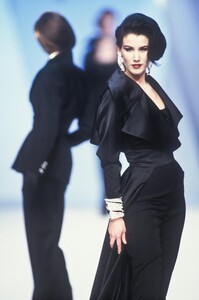 ClaudeMontana1992WomenRTW87.thumb.jpg.cf686d140a80467ff6ba50c81df09b89.jpg