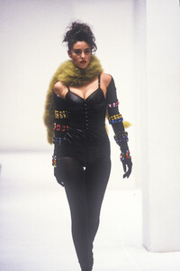 DolceGabbana1991WomenRTW25.thumb.jpg.78a18a21fde7252ed8c05861264ca432.jpg