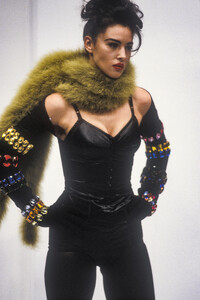DolceGabbana1991WomenRTW26.thumb.jpg.9a048190ab1b6da3ef47dad8b7ac9fbb.jpg