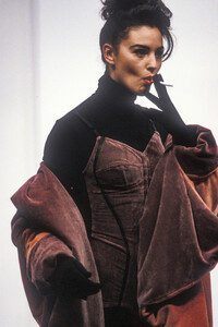 DolceGabbana1991WomenRTW88.thumb.jpg.d57ac4f49d0a3ee17b0329cba78838f2.jpg