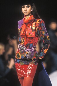 EmanuelUngaro1991WomenRTW64.thumb.jpg.9468e6d817207fe33ef85ce18ec135fb.jpg