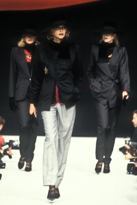 EmanuelUngaro1992HauteCouture26.thumb.jpg.31693c698547c6674b438caef5f0a6fd.jpg