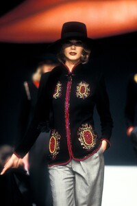 EmanuelUngaro1992HauteCouture27.thumb.jpg.ed84d2b94efdc65b29af8f2b07f8e0d6.jpg