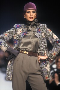 EmanuelUngaro1992WomenRTW116.thumb.jpg.193d8620bafeeb79f638674e111de0db.jpg