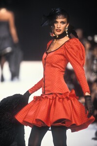 EmanuelUngaro1992WomenRTW46.thumb.jpg.455be4526f6b9c079d5313334c7e847c.jpg