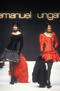 EmanuelUngaro1992WomenRTW47.thumb.jpg.24e392ef650dfa17f519b27048ebe4e7.jpg