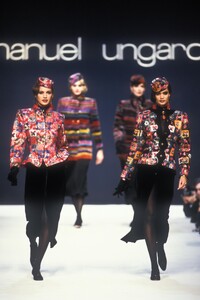 EmanuelUngaro1992WomenRTW58.thumb.jpg.a26eaae388327e1cdcde39ecd35af7f6.jpg