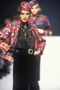 EmanuelUngaro1992WomenRTW59.thumb.jpg.24a7baae9f3995478cacb6bbb83cbf24.jpg