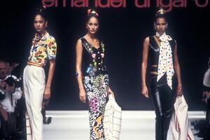 EmanuelUngaro1993WomenRTW120.thumb.jpg.255f213894e732fa6e8e6eb0d160554e.jpg