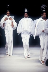 EmanuelUngaro1993WomenRTW134.thumb.jpg.793c89eacde41123eeb5dd678563bf70.jpg