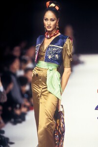 EmanuelUngaro1993WomenRTW18.thumb.jpg.0c6b855ebdbc30420adbc54772dd9677.jpg